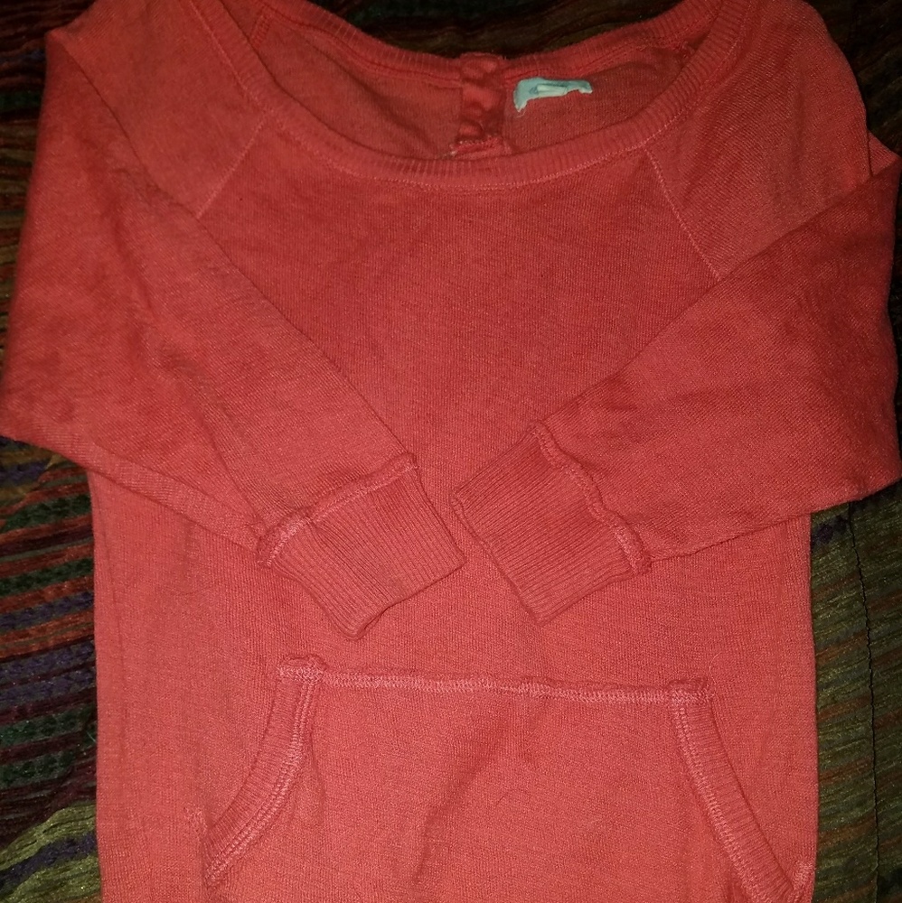 Half sleeve sweater.